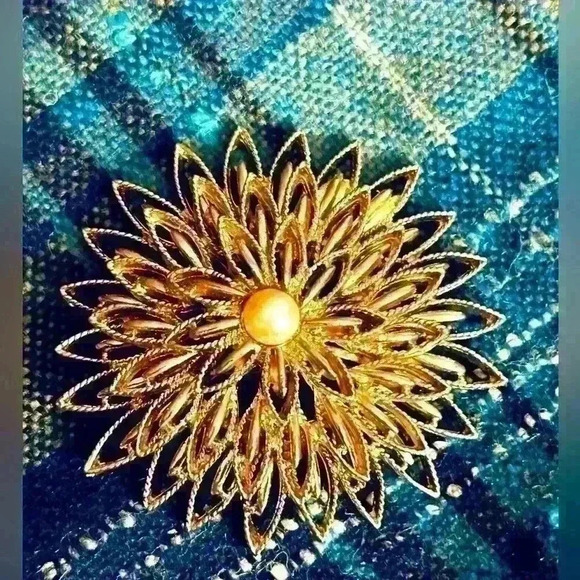 Vintage gold tone faux pearl geometric flower brooch - Picture 2 of 4